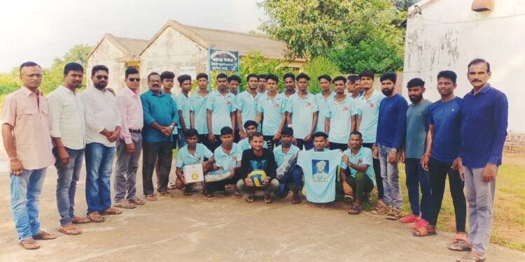 माजी राज्यमंत्री तथा माजी पालकमंत्री राजे अम्ब्रिशराव आत्राम यांनी सिरोंचा येथील आदिवासी विद्यार्थ्यांना केली मदत.