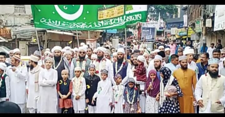पुण्यात ईद ए मिलाद मोहम्मद पैगंबर यांच्या जयंतीनिमित्त भव्य मिरवणूक उत्साहात संपन्न.