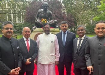 महात्मा गांधी यांचा अहिंसेचा मंत्र जगाने स्वीकारला: ना. सुधीर मुनगंटीवार लंडनच्या अव्हॉस्टिक चौकात महात्मा गांधी यांच्या पुतळ्यास केले अभिवादन
