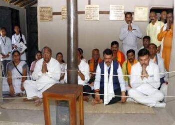 महाराष्ट्राचे उपमुख्यमंत्री देवेंद्र फडणवीस त्यांनी सेवाग्राम आश्रमला भेट, महात्मा गांधींना अभिवादन.