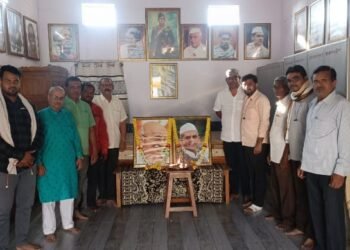 सुभाषचंद्र बोस वाचनालयात हिंगणा येथे महात्मा गांधी व लालबहादूर शास्त्री यांची जयंती साजरी.