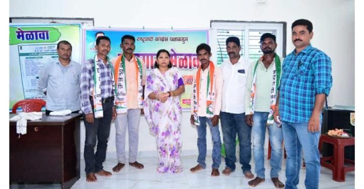 ग्रामपंचायत कोर्ला सुशीला गणपत वेलादी सरपंचसह ग्रा.प सदस्य यांचा राष्ट्रवादी काँग्रेस पक्षामध्ये पक्ष प्रवेश.
