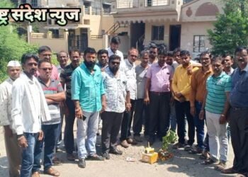 वानाडोंगरीच्या विकासकामांचे पितळ उघडे, नागरिकांनी रस्त्यावर बेशरमचे झाड लावून केक कापून केला प्रशासनाचा निषेध.