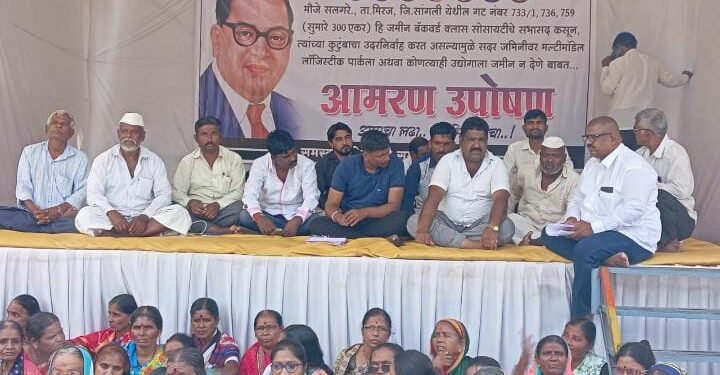 सांगली जिल्हाधिकारी कार्यालयासमोर आमरण उपोषणाला बसलेल्या सलगरे येथील नागरिकांना वंचित बहुजन आघाडीचा जाहीर पाठिंबा.