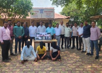 जन्मठेपेची शिक्षा झालेला व ११ वर्षापासून पॅरोलवरून फरार असलेल्या गुन्हेगारास त्याचे दोन साथीदारांसह दोन पिस्टल व चार राउंडसह गुन्हे शाखा, यूनिट-३ कडून अटक