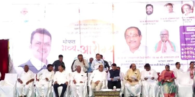 अकोला सुपर स्पेशालिटी हॉस्पिटल मध्ये ९ विभागांसाठी आवश्यक १९७ कर्मचाऱ्यांच्या जागा रिक्त उपमुख्यमंत्री देवेंद्र फडणवीस यांनी आज केले उद्घाटन.