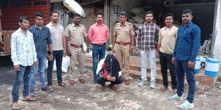 तांदळ्याच्या काळ्या बाजाराला अन्न पुरवठा विभागाचे पाठबळ? ट्रॅकसह तेरा टन तांदूळ जप्त, 1 जनाला पाेलीसांनी ठोकल्या बेड्या.