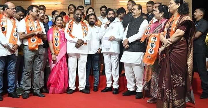 शिवसेना उद्धव ठाकरे पक्षाचे माजी नगरसेवक विष्णू सावंत आणि विनया सावंत यांचा शिवसेनेत जाहीर प्रवेश