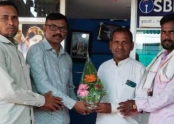 माणुसकी चा परीचय देणाऱ्या प्रकाश आगे यांचा सामाजिक कार्यकर्ता उमेश इंगळे यांच्या हस्ते सत्कार