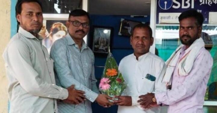 माणुसकी चा परीचय देणाऱ्या प्रकाश आगे यांचा सामाजिक कार्यकर्ता उमेश इंगळे यांच्या हस्ते सत्कार