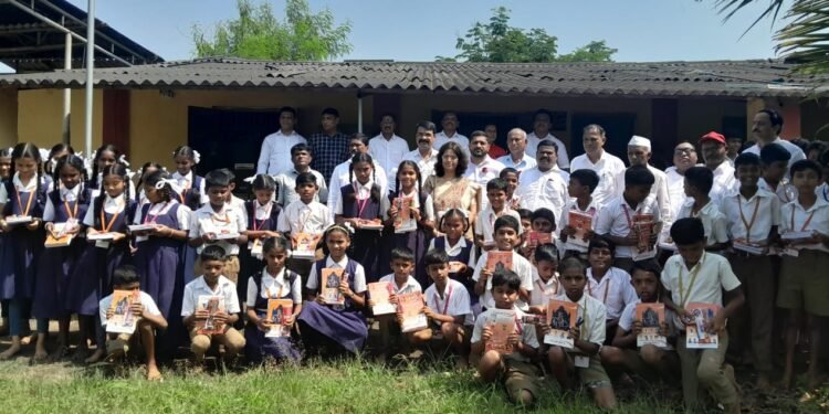 शिवसेना उद्धव बाळासाहेब ठाकरे वळ शाखेच्या वतीने विद्यार्थ्यांना शालेय वस्तूंचे वाटप.
