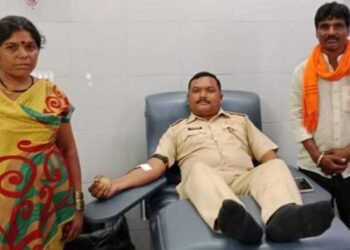 अकोला अग्निशमन दलाच्या कर्मचारी प्रदिप तायडे यांची तत्परता, रक्तदान करून निभवली सामाजिक बांधिलकी.