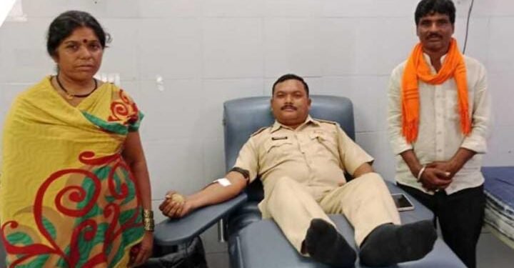 अकोला अग्निशमन दलाच्या कर्मचारी प्रदिप तायडे यांची तत्परता, रक्तदान करून निभवली सामाजिक बांधिलकी.