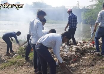 आर्वी येथील राष्ट्रीय सेवा योजनेच्या विद्यार्थ्यांनी बाकळी नदिच्या काठावर  स्वछ केले गणपती विसर्जनाचे निर्माल्य.