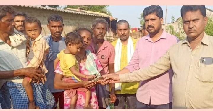 सिरोंचा तालुक्यातील अंकीसा येथील प्रकाश नल्ला यांच्या कुटुंबाला राजे अम्ब्रिशराव आत्राम यांनी दिला मदतीचा हात.