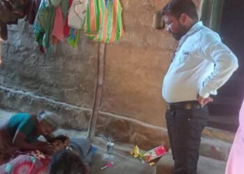 अंकीसा येथे गरीब नाल्ला कुटुंबातील युवकांचा अंत्यसंस्कार साठी मदतीला धावून जाणारे सागर मूलकला कडून आर्थिक मदत.