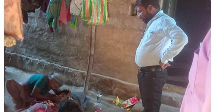 अंकीसा येथे गरीब नाल्ला कुटुंबातील युवकांचा अंत्यसंस्कार साठी मदतीला धावून जाणारे सागर मूलकला कडून आर्थिक मदत.