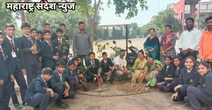 इंग्लिश मेडियम स्कूल सटाणा येथे दक्ष स्वयंसेवक फाउंडेशन द्वारा वृक्षारोपण सामाजिक उपक्रम.