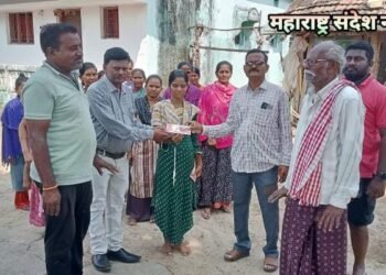 माजी पालकमंत्री राजे अम्ब्रिशराव आत्राम यांनी महागाव येथील राकेश मडावी यांना उपचारा करिता अर्थिक मदत.