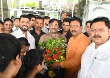 ढोल ताशांच्या गजरात वन मंत्री ना. सुधीर मुनगंटीवार यांचे उपराजधानीत स्वागत.