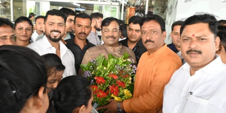 ढोल ताशांच्या गजरात वन मंत्री ना. सुधीर मुनगंटीवार यांचे उपराजधानीत स्वागत.