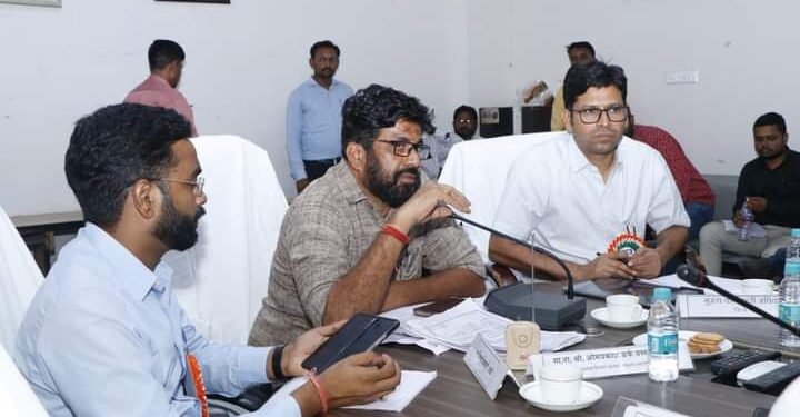 दिव्यांग व्यक्ती घरकुलापासून वंचित राहणार नाही यासाठी काम करा बच्चू कडू अभियान अध्यक्षांकडून दिव्यांग कल्याणाचा आढावा.