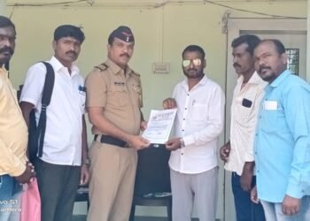 तथागत ग्रुपच्या वतीने दिलीप जाधव पाटील यांनी बौध्द समाजाबद्दल गलिच्छ वक्तव्य केल्याबद्दल पोलीस अधिकारी यांना निवेदन.