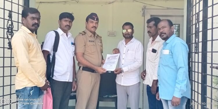 तथागत ग्रुपच्या वतीने दिलीप जाधव पाटील यांनी बौध्द समाजाबद्दल गलिच्छ वक्तव्य केल्याबद्दल पोलीस अधिकारी यांना निवेदन.