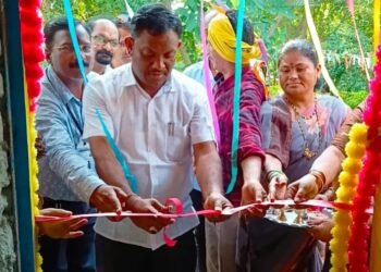 माजी जि.प.अध्यक्ष तथा अहेरी बाजार समिती सभापती अजय कंकडालवार यांच्या हस्ते नवीन वर्ग खोलीचे लोकार्पण