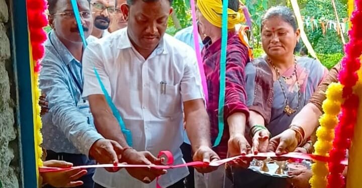 माजी जि.प.अध्यक्ष तथा अहेरी बाजार समिती सभापती अजय कंकडालवार यांच्या हस्ते नवीन वर्ग खोलीचे लोकार्पण