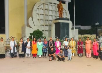 हिंगणघाट: शासकीय वैद्यकीय महाविद्यालय महिला कृती समितीचे १४० व्या दिवशी काळ्या चपला व बूट घालून आंदोलन.