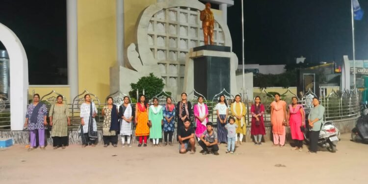 हिंगणघाट: शासकीय वैद्यकीय महाविद्यालय महिला कृती समितीचे १४० व्या दिवशी काळ्या चपला व बूट घालून आंदोलन.