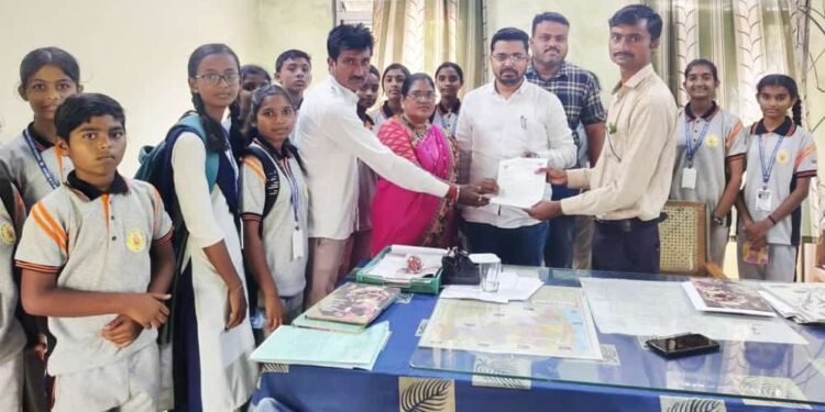 नियमित बस सेवाभावी विद्यार्थ्यांचे हाल, आगार प्रमुख यांना निवेदन.