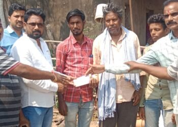 सिरोंचा तालुक्यातील रंगधामपेठा येथील कोनम कुटुंबाला माजी पालकमंत्री अम्ब्रिशराव आत्राम यांच्याकडून आर्थिक मदत.