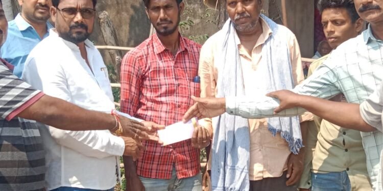 सिरोंचा तालुक्यातील रंगधामपेठा येथील कोनम कुटुंबाला माजी पालकमंत्री अम्ब्रिशराव आत्राम यांच्याकडून आर्थिक मदत.