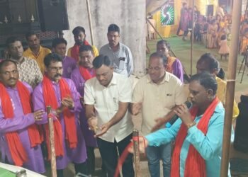 माजी जि.प.अध्यक्ष तथा अहेरी बाजार समिती सभापती अजय कंकडालवार यांच्या हस्ते सुगमसंगीत कार्यक्रमाचे उदघाटन.