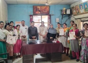 शहादा येथील बस डेपोत काम करणाऱ्या महिला बस ड्रायव्हर, कंडक्टर लिपिक यांचा राष्ट्रवादी महिला काँग्रेस पक्षाच्या वतीने नवदुर्गा सन्मान.