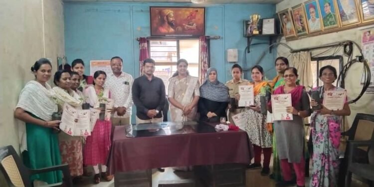 शहादा येथील बस डेपोत काम करणाऱ्या महिला बस ड्रायव्हर, कंडक्टर लिपिक यांचा राष्ट्रवादी महिला काँग्रेस पक्षाच्या वतीने नवदुर्गा सन्मान.