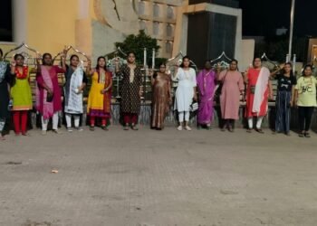 हिंगणघाट येथे शासकीय वैद्यकीय महाविद्यालय महिला कृती समितीचे १४७ व्या दिवशी हाताला काळा कडदोडा बांधून आंदोलन.