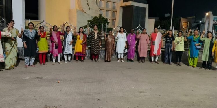 हिंगणघाट येथे शासकीय वैद्यकीय महाविद्यालय महिला कृती समितीचे १४७ व्या दिवशी हाताला काळा कडदोडा बांधून आंदोलन.