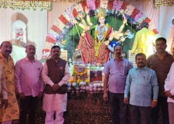 खासदार अशोक नेते यांनी गडचिरोली येथील रेड़्डी गोडाऊन येथील दुर्गामातेची विधिवत आरती करून दुर्गा मातेचे घेतले दर्शन.