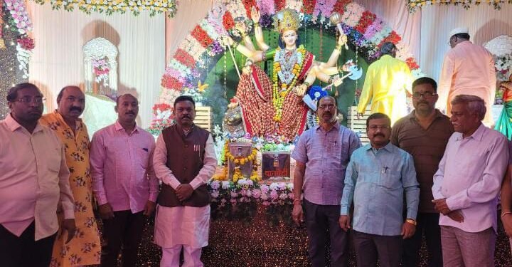 खासदार अशोक नेते यांनी गडचिरोली येथील रेड़्डी गोडाऊन येथील दुर्गामातेची विधिवत आरती करून दुर्गा मातेचे घेतले दर्शन.