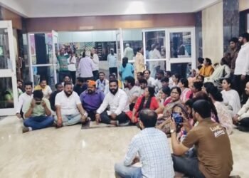 संघर्ष सेना (संतोष साठे) आणि धर्मरक्षक दलाच्या आंदोलनला यश ! भारती विद्यापीठ रुग्णालयासमोर आंदोलन : धर्मादाय रुग्णालयाच्या सुविधा नक्की कोणासाठी ?