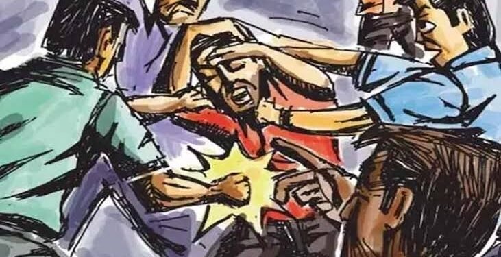 पुणे: आम्हच्या कडे काय बघते म्हणून चार आरोपींनी केली दोघांना शिवीगाळ करुन, लाकडी बांबु व बेल्टने मारहाण.