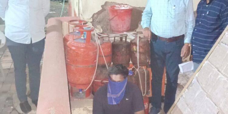 खंडणी विरोधी पथकाने आळंदी परिसरात छापा टाकून, ५९ बेकायदेशीर गॅस सिलेंडर जप्त करुन एकास अटक….