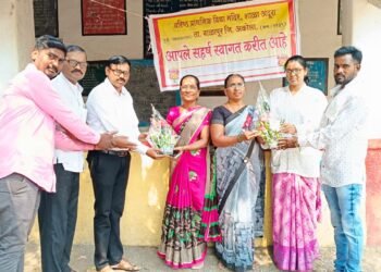 विद्यार्थ्याच्या शैक्षणिक भविष्यासाठी कार्य करणाऱ्या शिक्षकांचा सत्कार