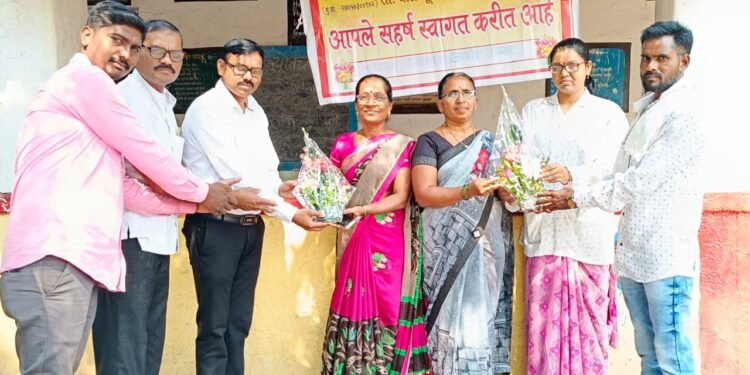 विद्यार्थ्याच्या शैक्षणिक भविष्यासाठी कार्य करणाऱ्या शिक्षकांचा सत्कार