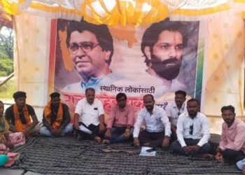 महाराष्ट्र नवनिर्माण सेना गडचिरोली च्या वतीने सुरजागड लोहखनिज च्या विरोधात विविध मुद्दे घेऊन उपोषण.