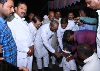 हंसराज अहीर व प्रशासनाच्या मध्यस्थीने परसोड्यातील आमरण उपोषण मागे.