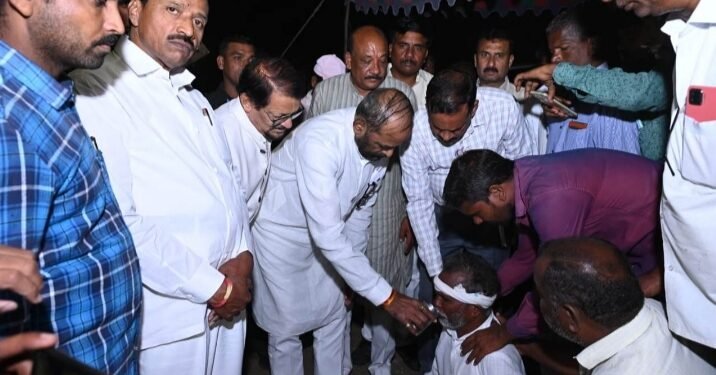 हंसराज अहीर व प्रशासनाच्या मध्यस्थीने परसोड्यातील आमरण उपोषण मागे.